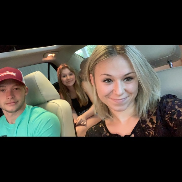 Meet your posher, Taylor - Picture 3 of 6